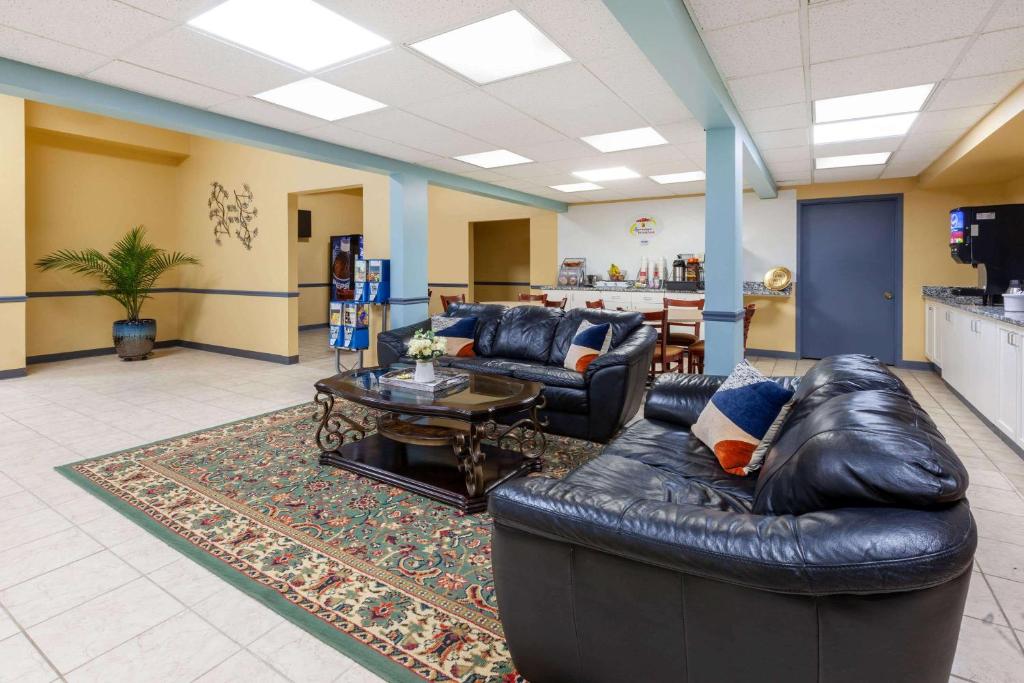Super 8 by Wyndham Newcomerstown - Image 4