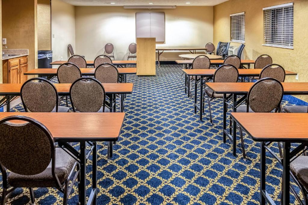Quality Inn & Suites - Image 7