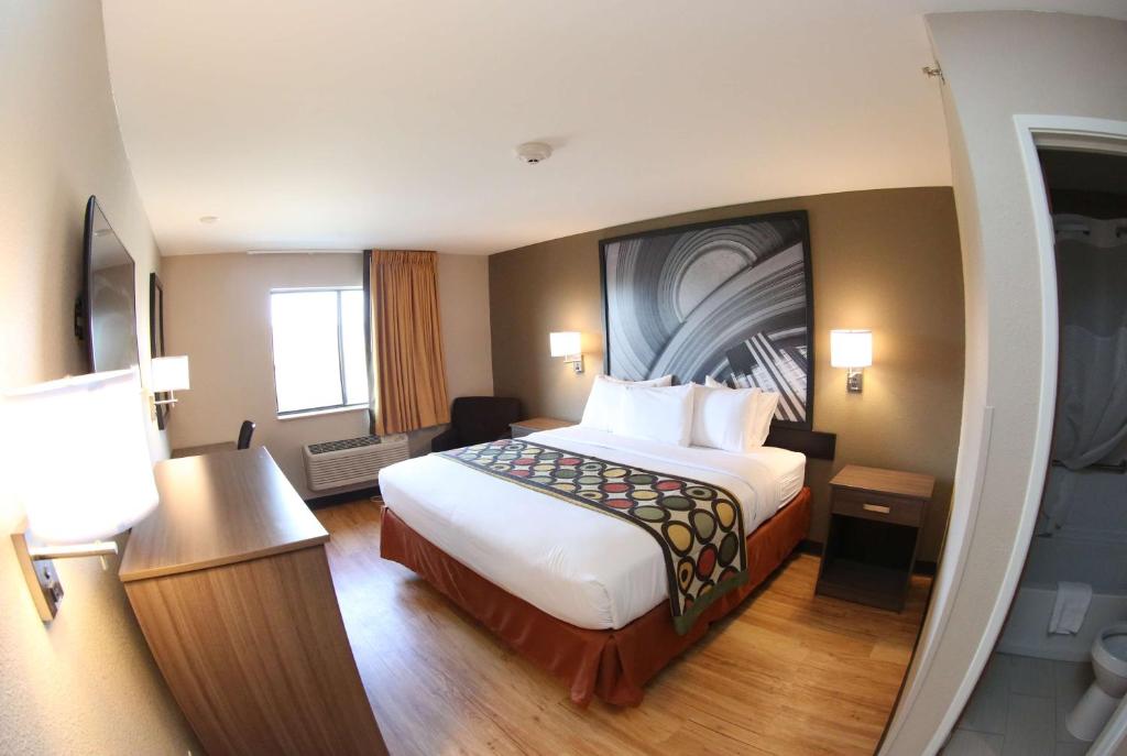 Super 8 by Wyndham Portsmouth - Image 7