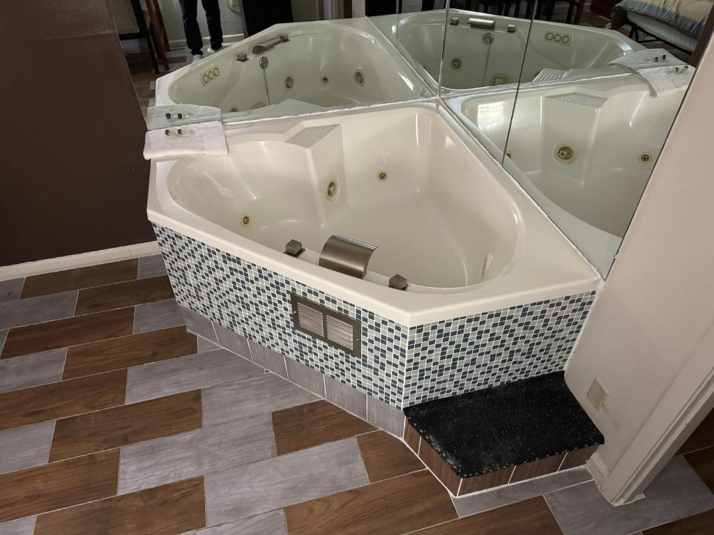 Hot Tub (Jacuzzi) - Photo 1