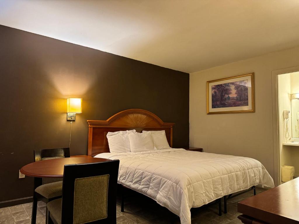 Country Club Inn & Suites - Image 7