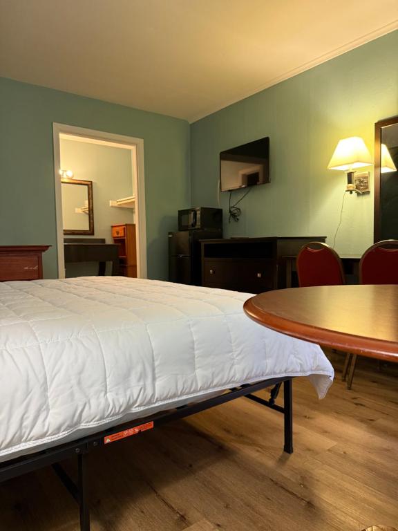 Country Club Inn & Suites - Image 5