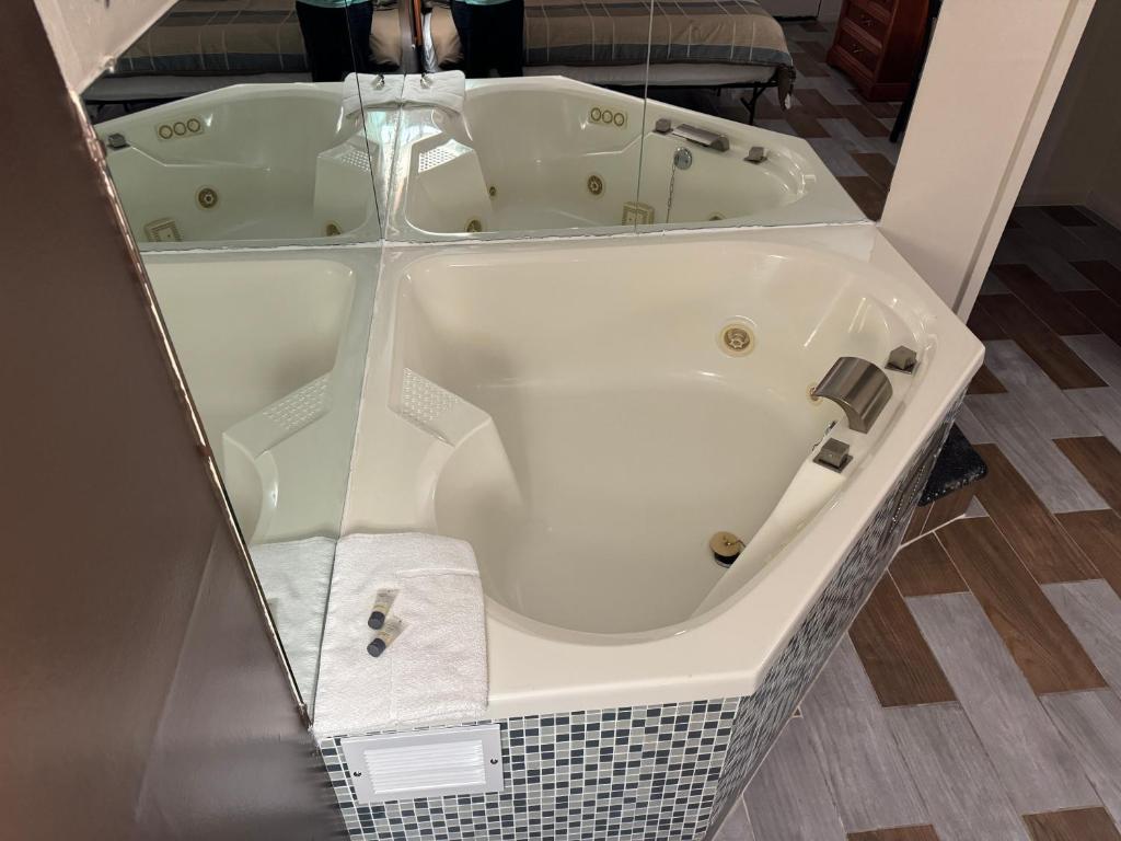 Hot Tub (Jacuzzi) - Photo 5