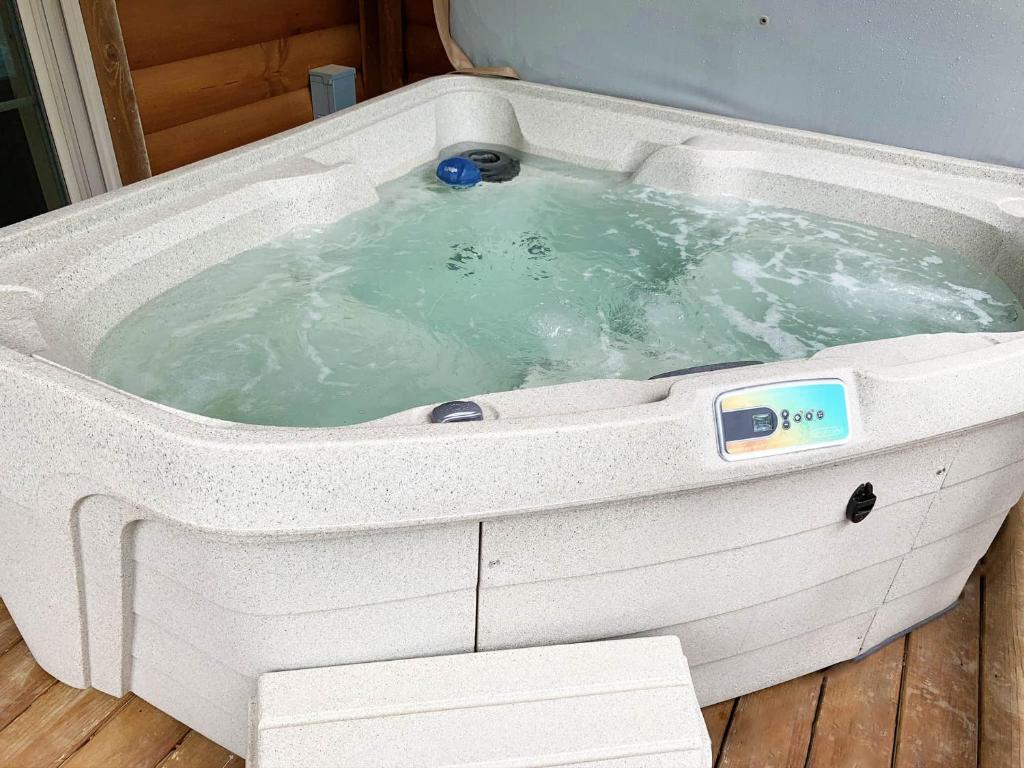 Hot Tub (Jacuzzi) - Photo 1