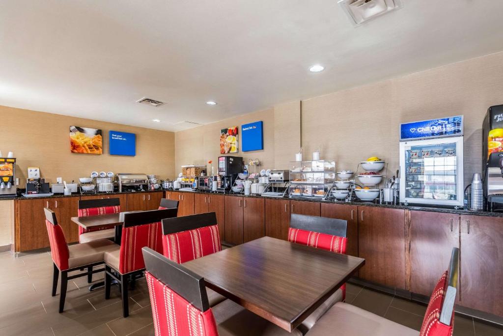 Comfort Inn & Suites Dayton North - Image 5