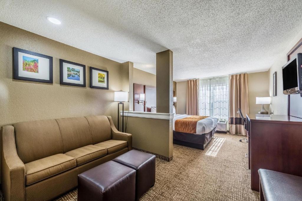 Comfort Inn & Suites Dayton North - Image 6