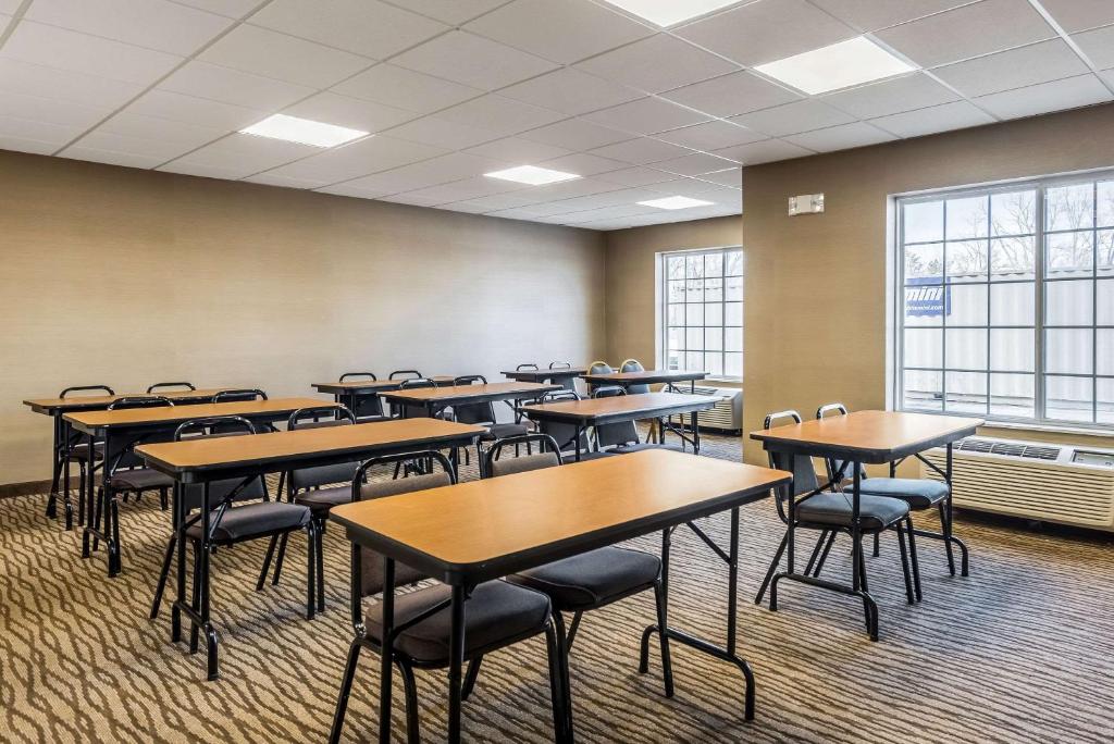 Comfort Inn & Suites Dayton North - Image 8