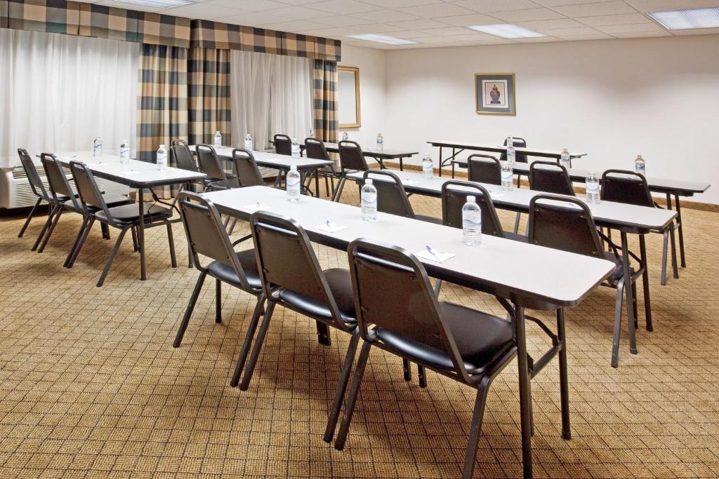 Holiday Inn Express & Suites Alliance by IHG - Image 7