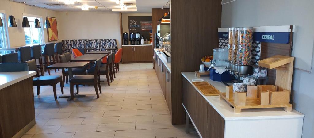Holiday Inn Express & Suites Alliance by IHG - Image 4