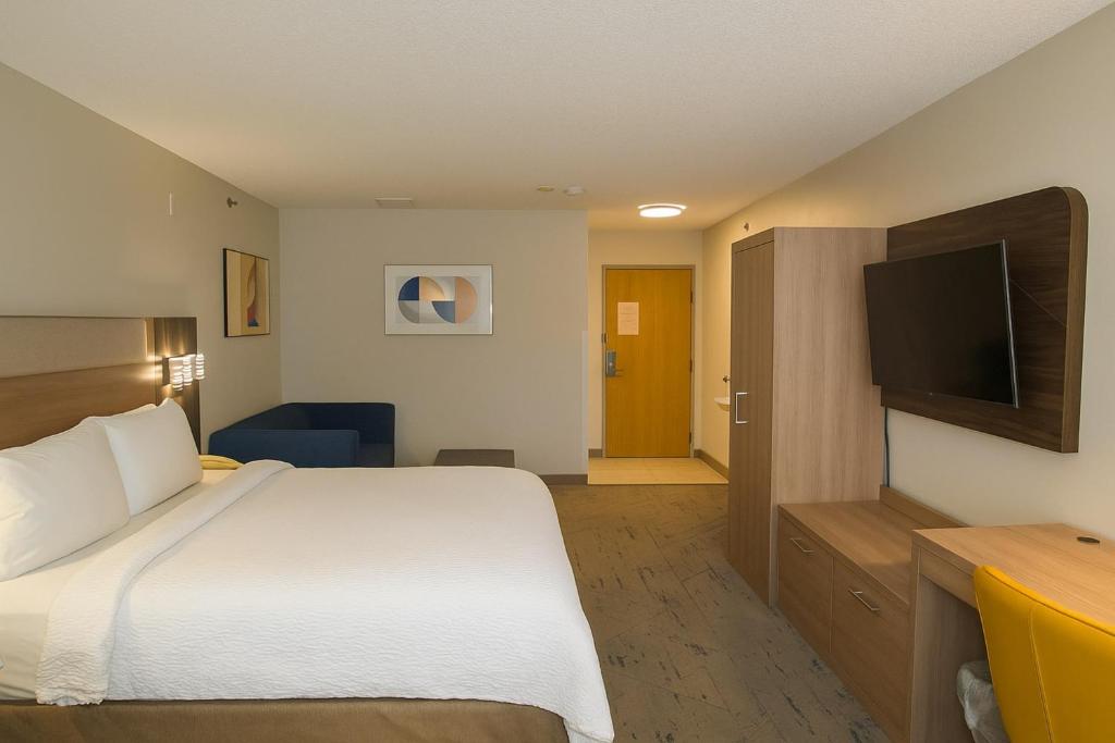 Holiday Inn Express & Suites Alliance by IHG - Image 5