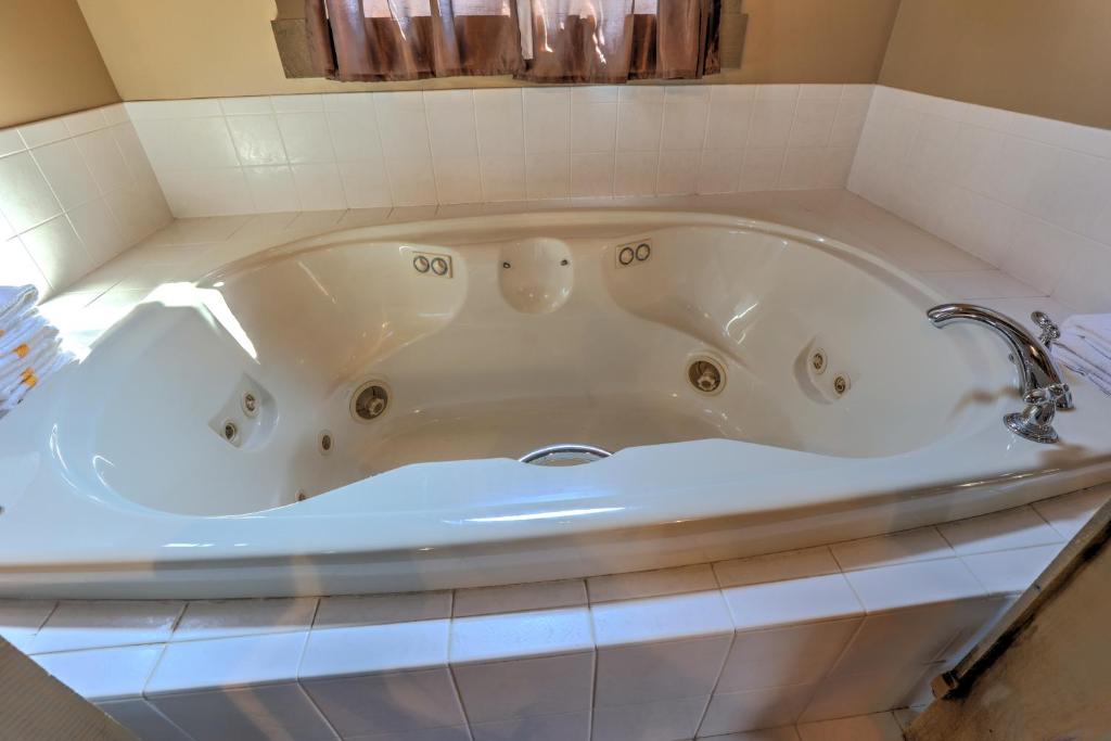 Whirlpool - Photo 2