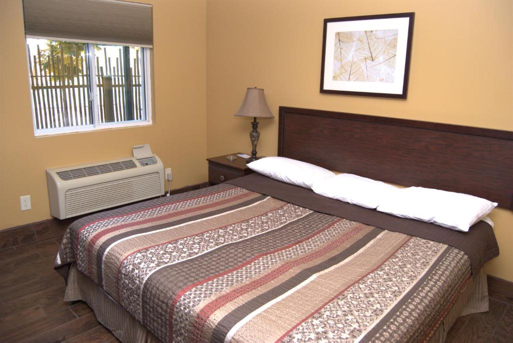 Commodore Resort - Image 6