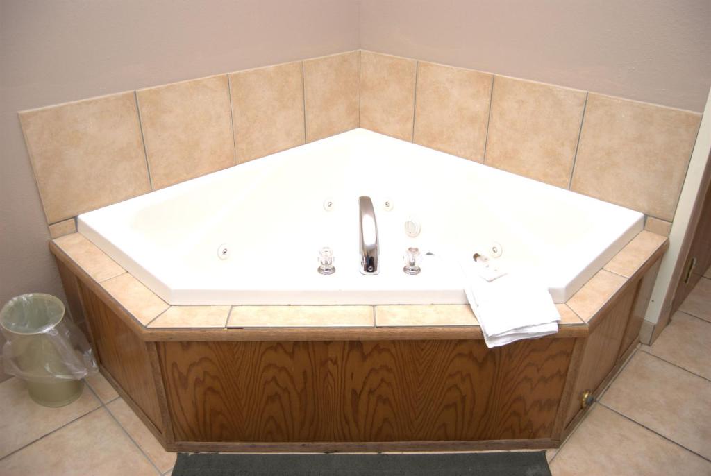 Hot Tub (Jacuzzi) - Photo 2