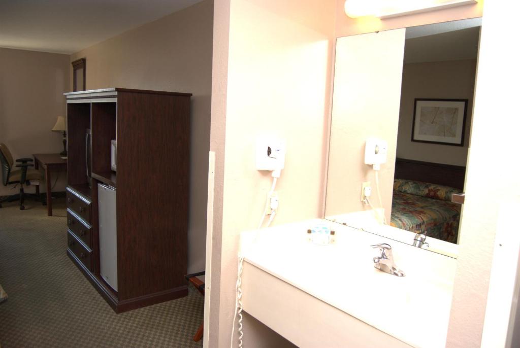 Commodore Resort - Image 7