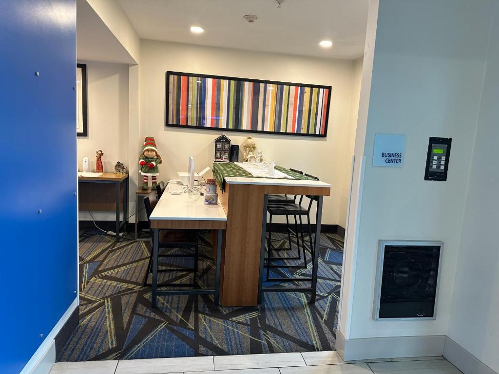 Holiday Inn Express Hotel & Suites Bryan-Montpelier by IHG - Image 6