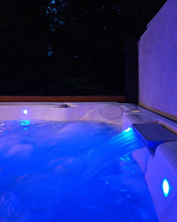 Hot Tub (Jacuzzi) - Photo 1