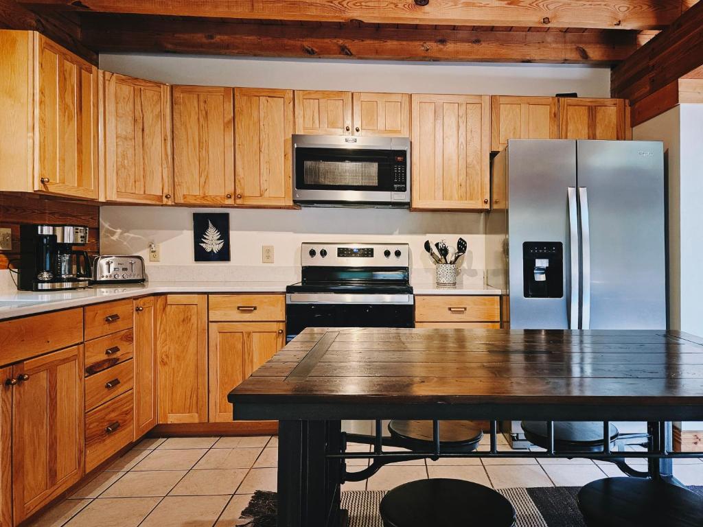 Creekwood Chalet - Hocking Hills with Hot Tub and Near Hiking - Image 7