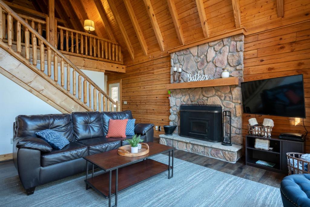 Creekwood Chalet - Hocking Hills with Hot Tub and Near Hiking - Image 8