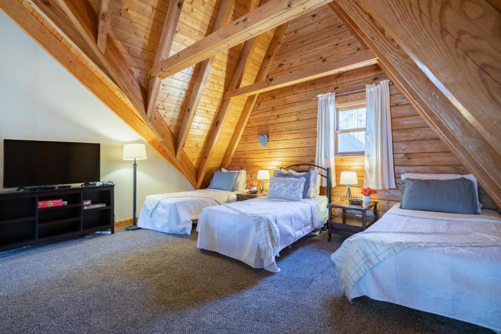 Creekwood Chalet - Hocking Hills with Hot Tub and Near Hiking - Image 6