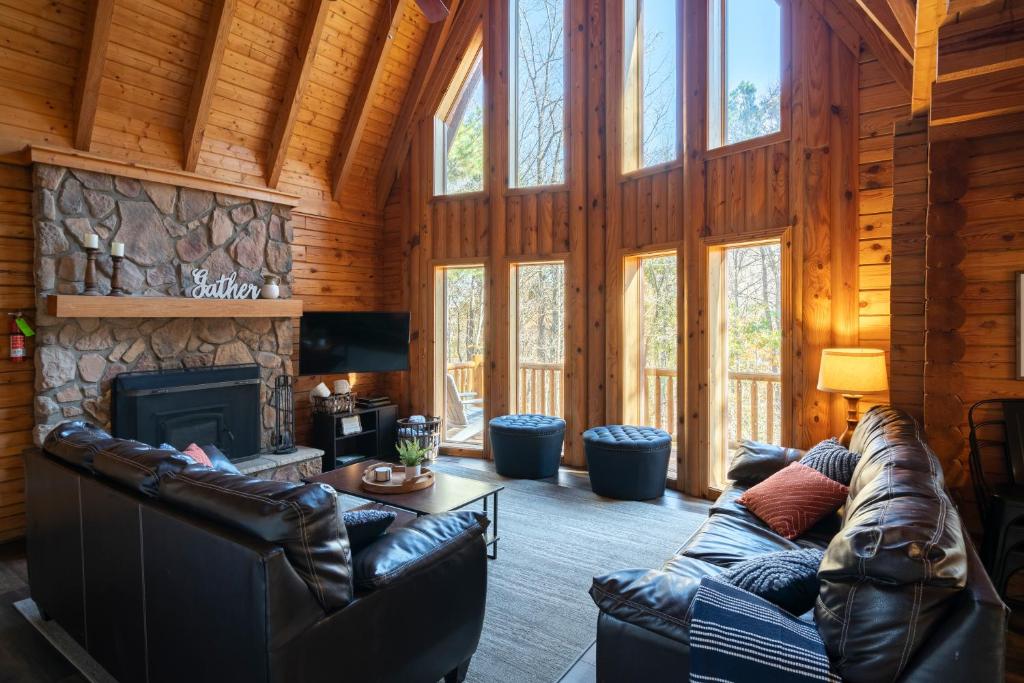 Creekwood Chalet - Hocking Hills with Hot Tub and Near Hiking - Image 4