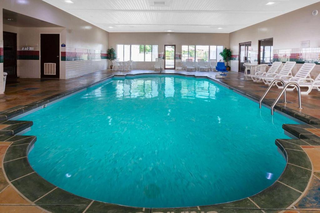 Days Inn by Wyndham Milan Sandusky South - Image 4