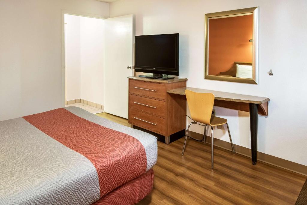 Motel 6-Dayton, OH - Englewood - Image 5