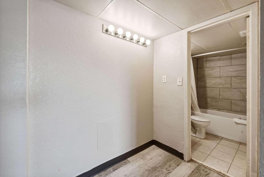 Bathtub - Photo 6