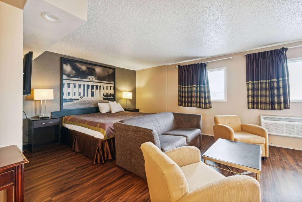 Super 8 by Wyndham Millbury/Toledo - Image 7