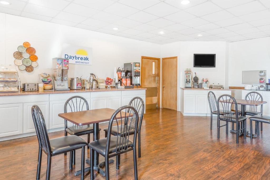 Days Inn by Wyndham St Clairsville - Image 5