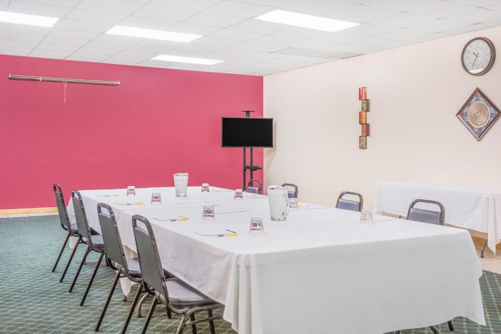 Days Inn by Wyndham St Clairsville - Image 8