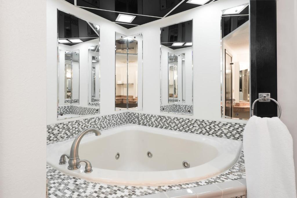 Whirlpool - Photo 1