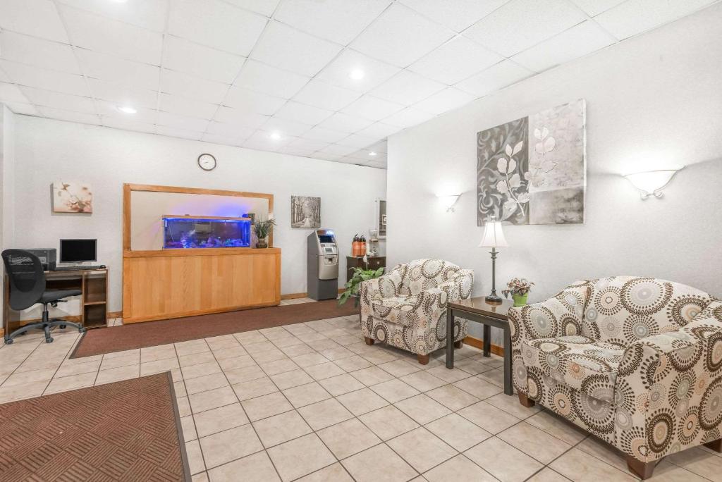 Days Inn by Wyndham St Clairsville - Image 6