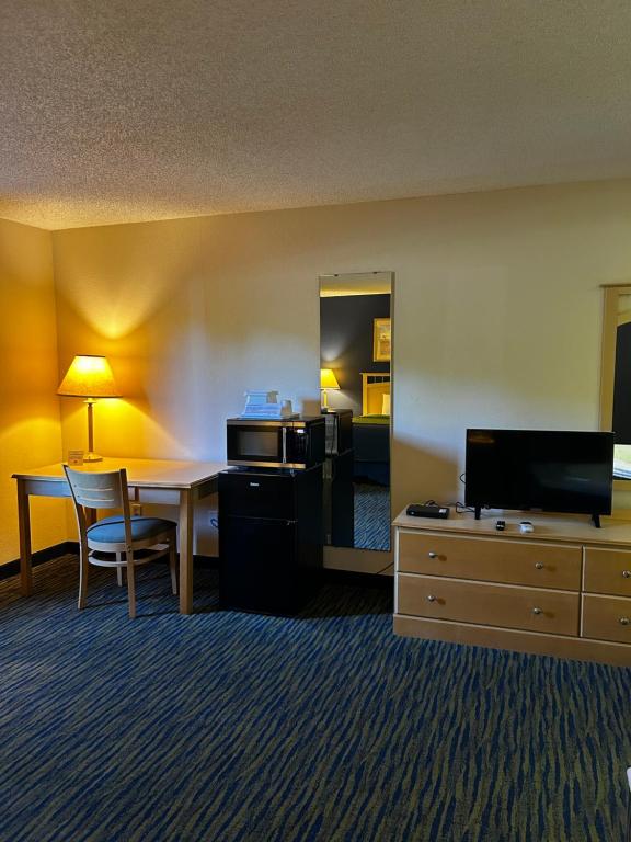 Ameristay Inn & Suites - Image 7