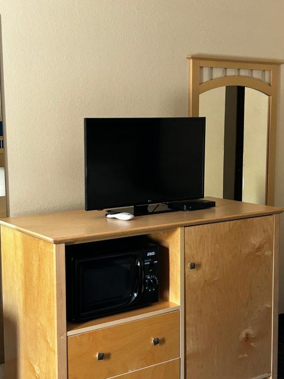 Ameristay Inn & Suites - Image 8