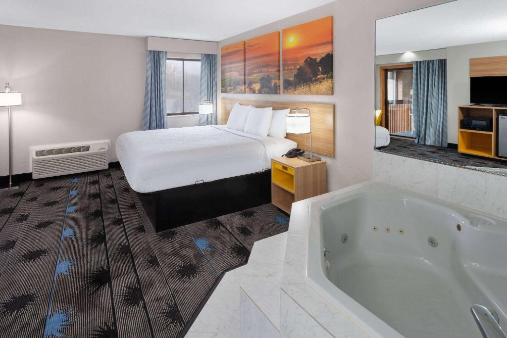 Hot Tub (Jacuzzi) - Photo 3
