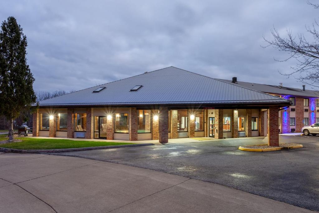 Days Inn by Wyndham Wooster - Image 6