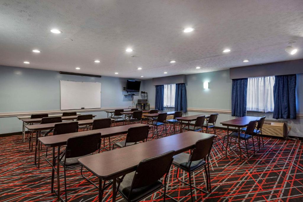 Quality Inn Austintown-Youngstown West - Image 7