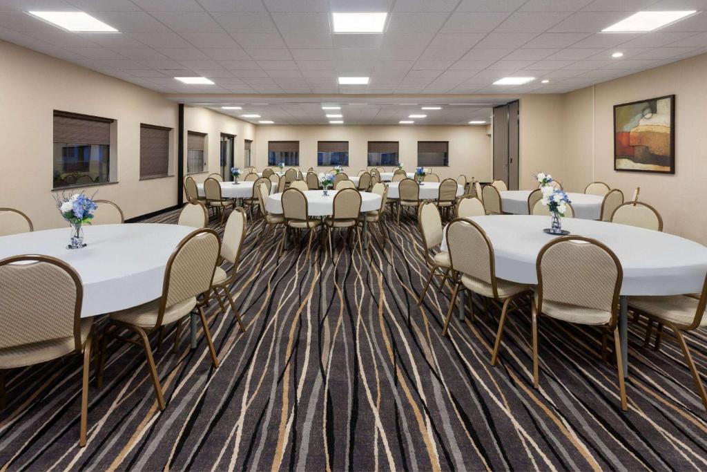 Super 8 by Wyndham Copley Akron - Image 7
