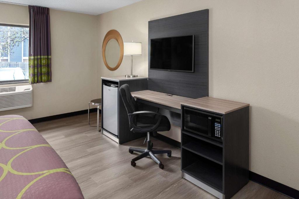 Super 8 by Wyndham Copley Akron - Image 5