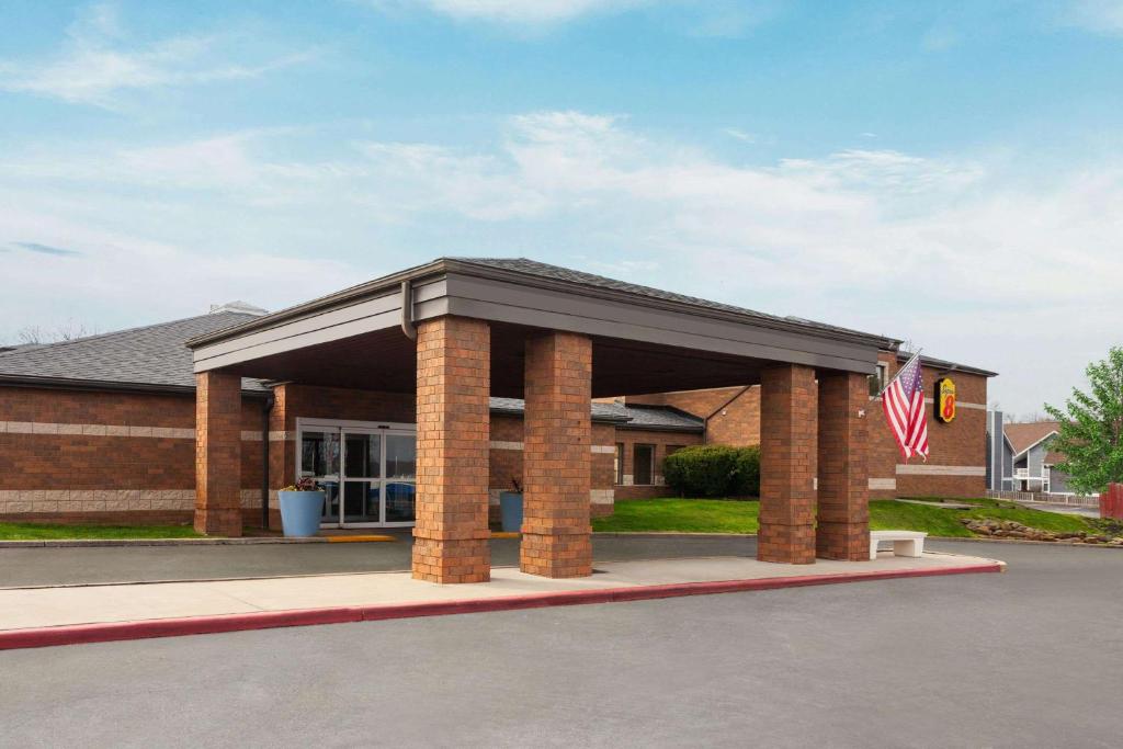 Super 8 by Wyndham Copley Akron - Image 6
