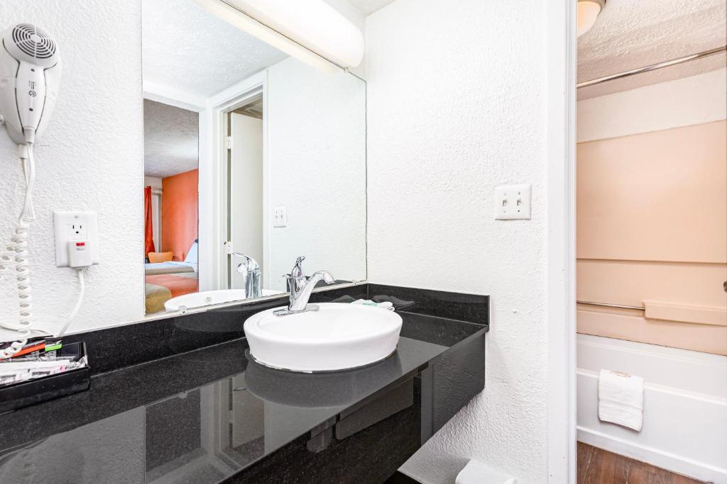 Bathtub - Photo 1