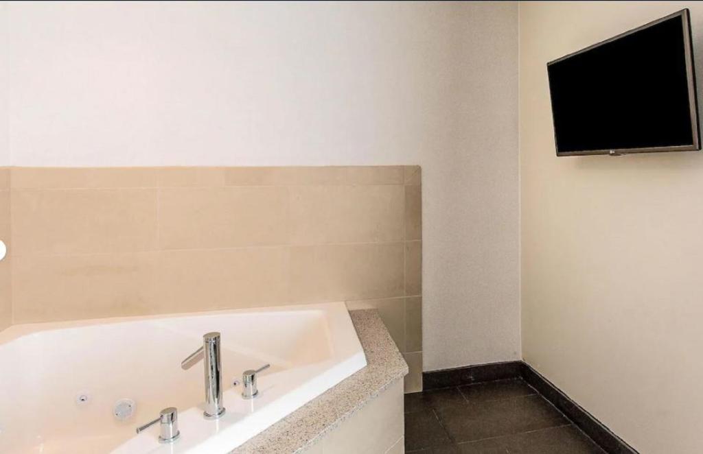 Bathtub - Photo 2