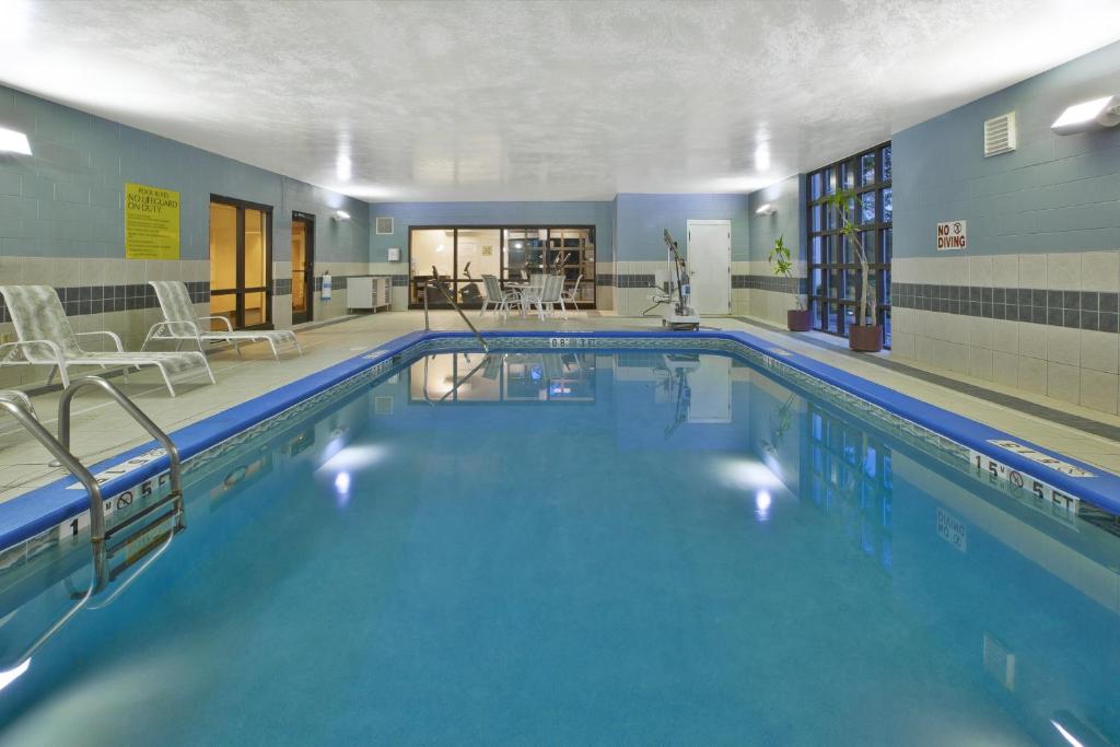 Holiday Inn Express Hotel & Suites Cincinnati Northeast-Milford by IHG - Image 4