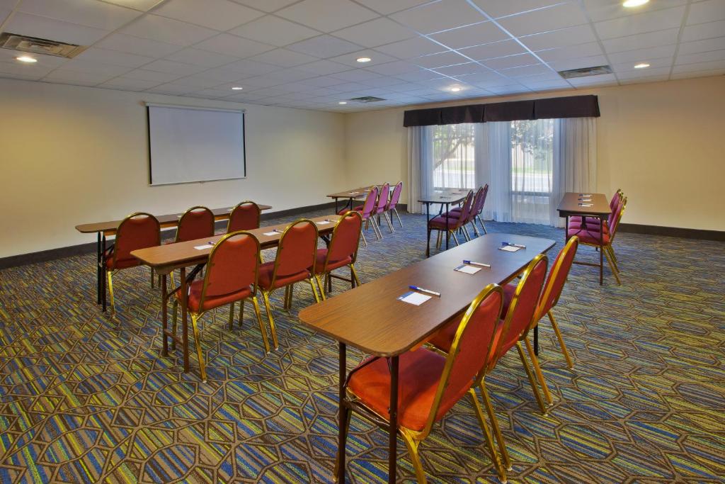 Holiday Inn Express Hotel & Suites Cincinnati Northeast-Milford by IHG - Image 8