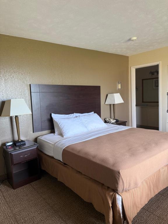 Clinton Inn & Suites - Image 7