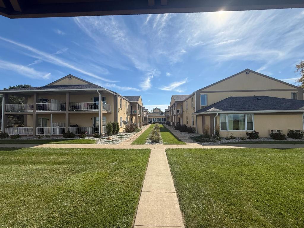 Clinton Inn & Suites - Image 4