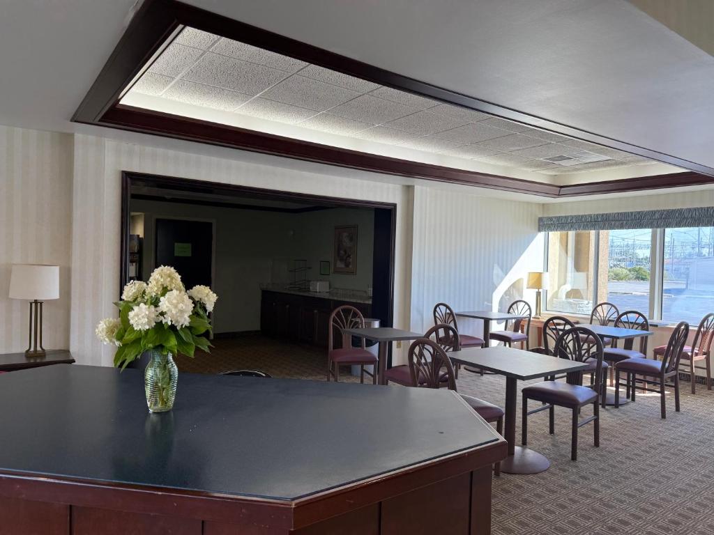 Clinton Inn & Suites - Image 6