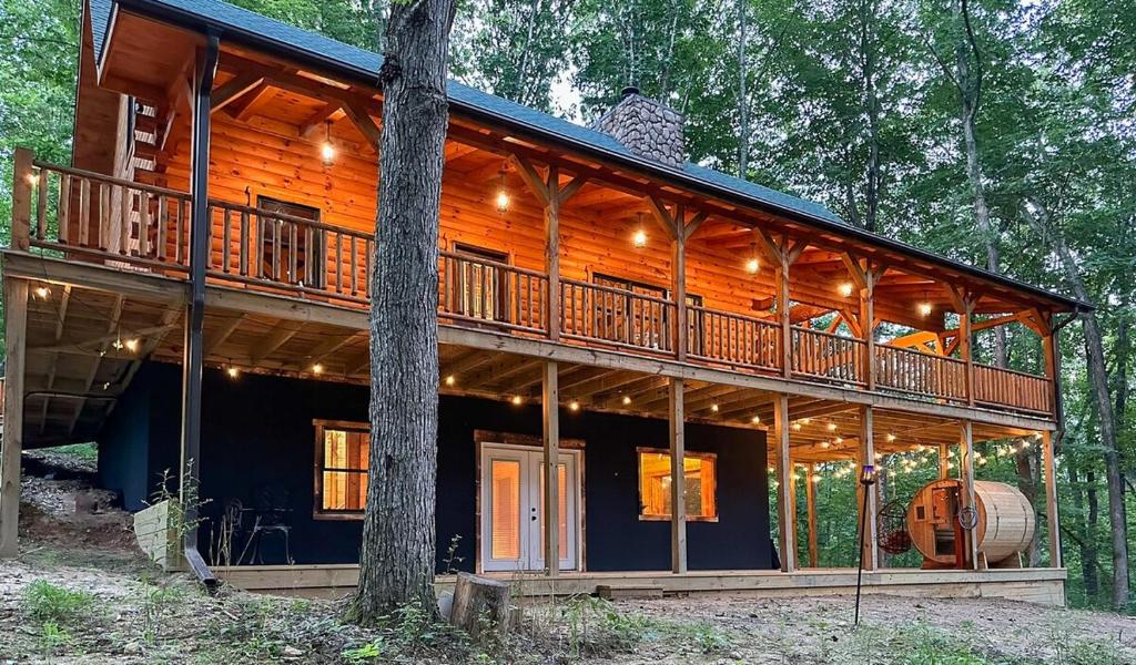 Cheerful Cabin Nestled in Serene Wooded Ravine - Image 6