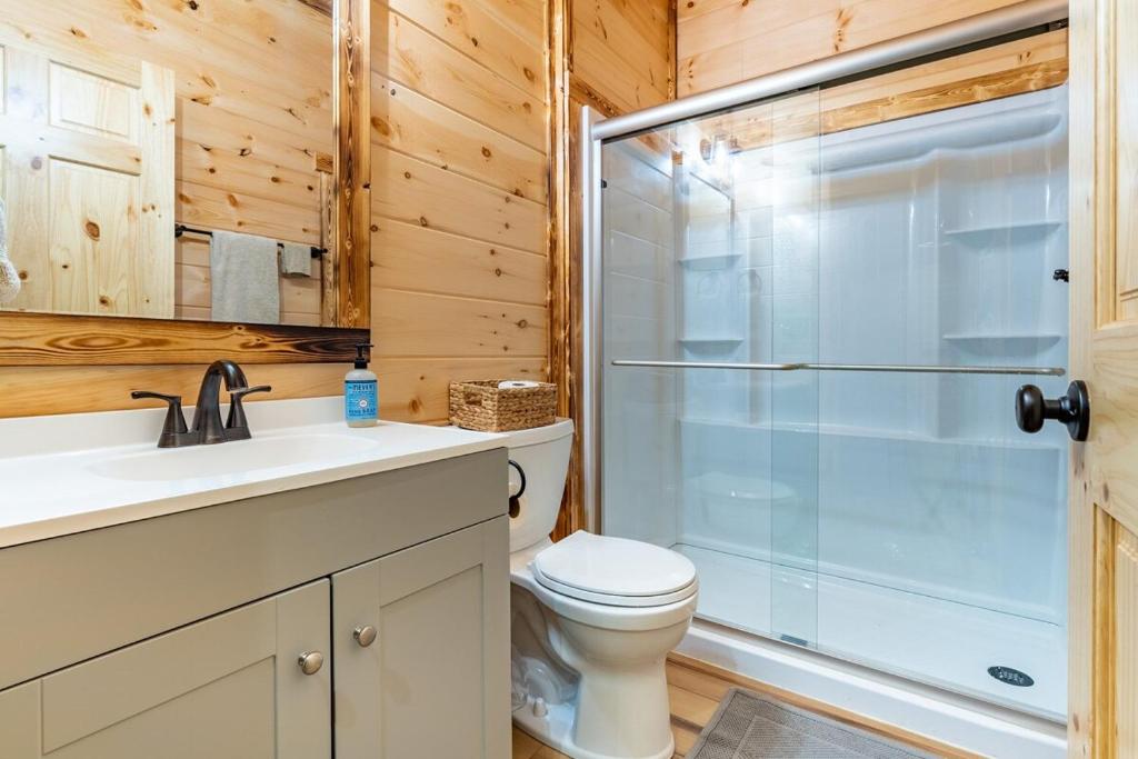 Cheerful Cabin Nestled in Serene Wooded Ravine - Image 7