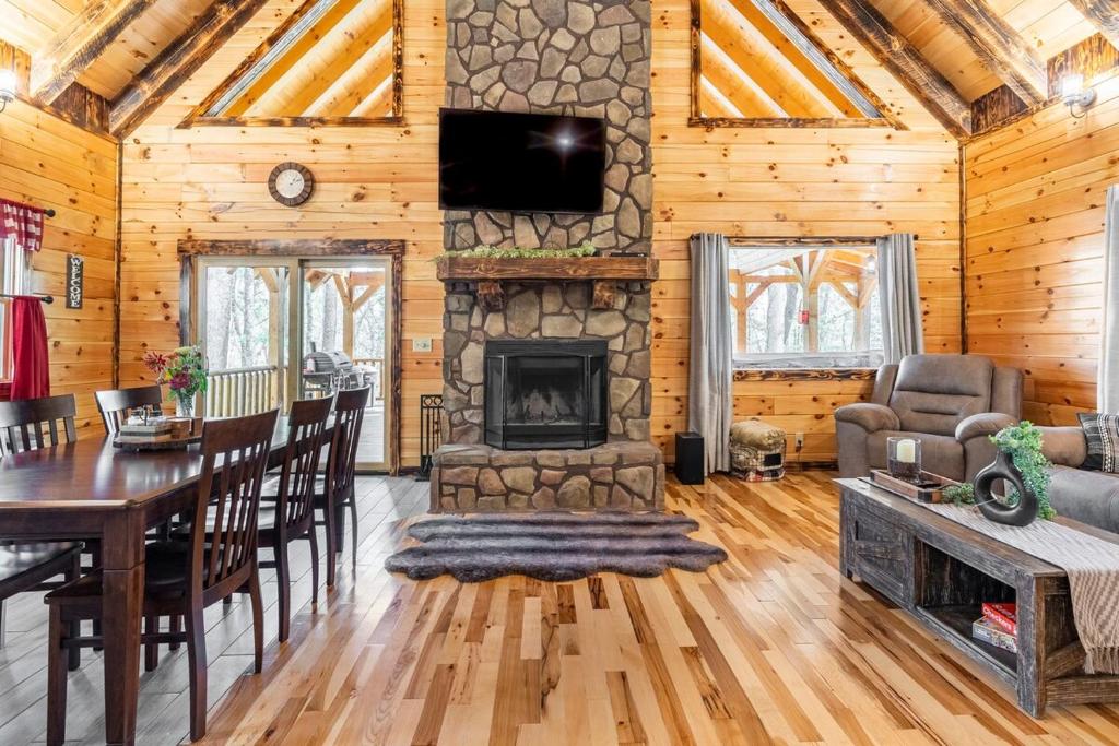 Cheerful Cabin Nestled in Serene Wooded Ravine - Image 5